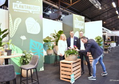 Plantanious en Persoon Potplanten stonden voor het eerst gezamenlijk op de beurs. V.l.n.r. Jantine van den Berg van Persoon Potplanten samen met John Langeslag, Freek Jansen en Joost Jansen van Plantanious.